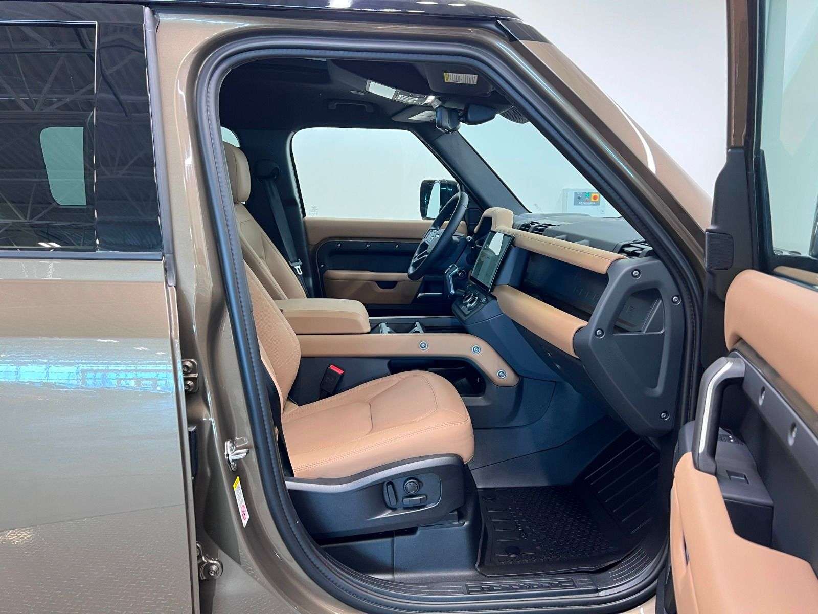 2026 Land Rover Defender 110 P400 X-DYNAMIC SE alt 5