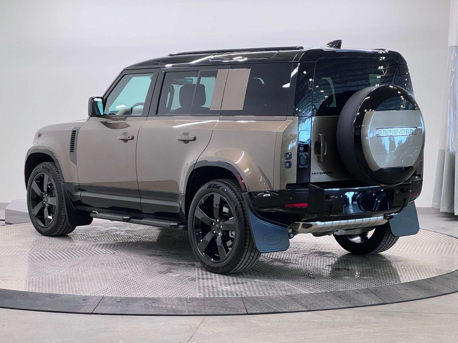 2026 Land Rover Defender 110 P400 X-DYNAMIC SE alt 3