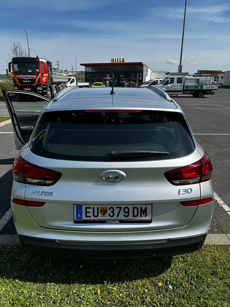 Hyundai i30 1.4 MPI Kombi / Family Van Silber - 2
