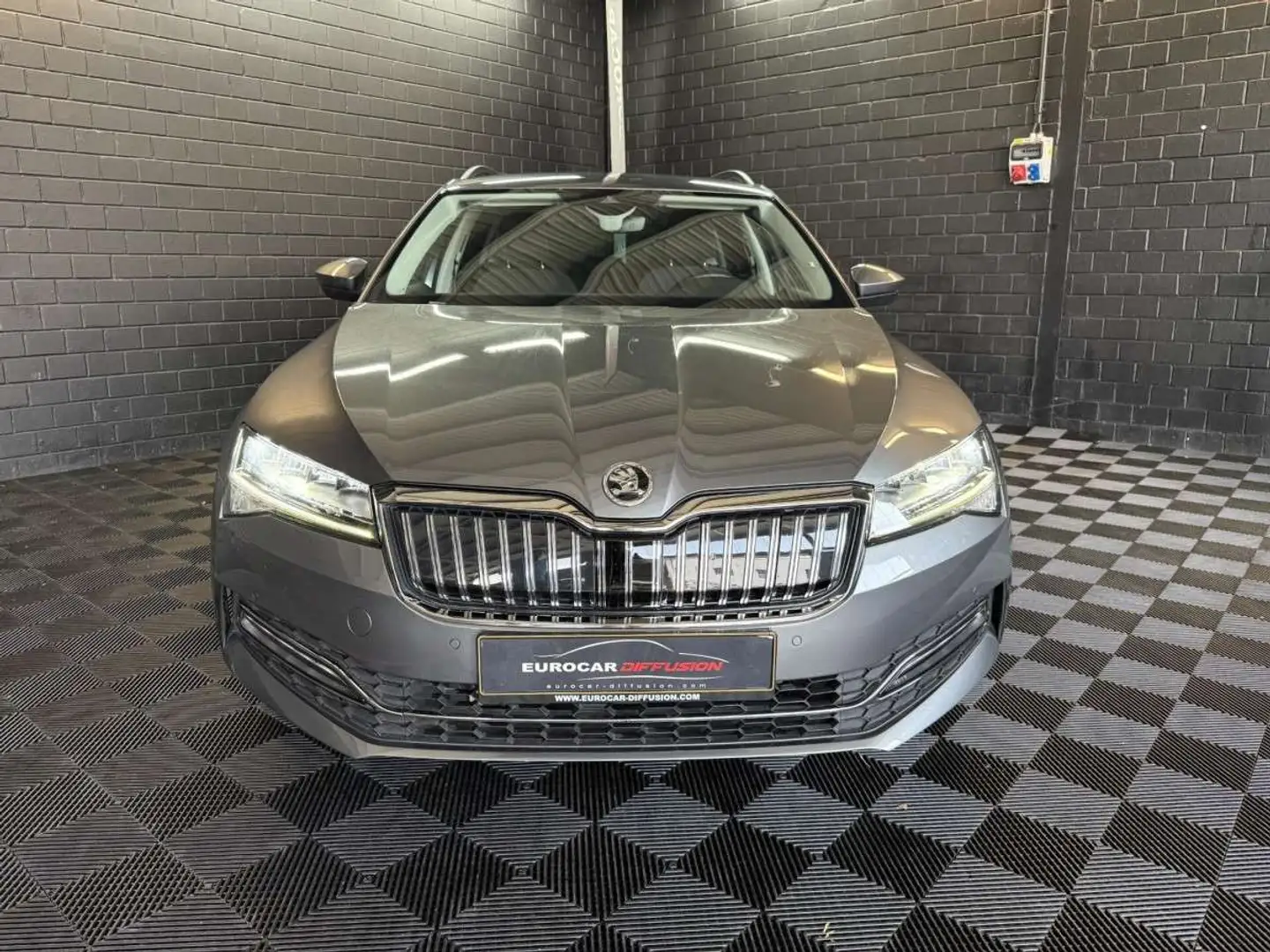 Skoda Superb iV Estate Ambition 1.4 218cv DSG6 Gris - 2
