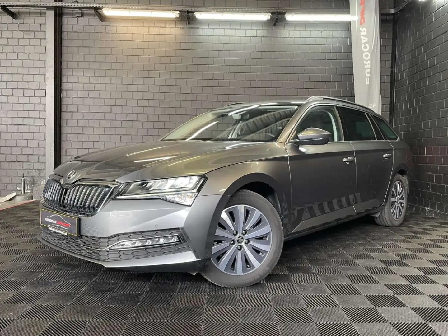 Skoda Superb iV Estate Ambition 1.4 218cv DSG6 Gris - 1