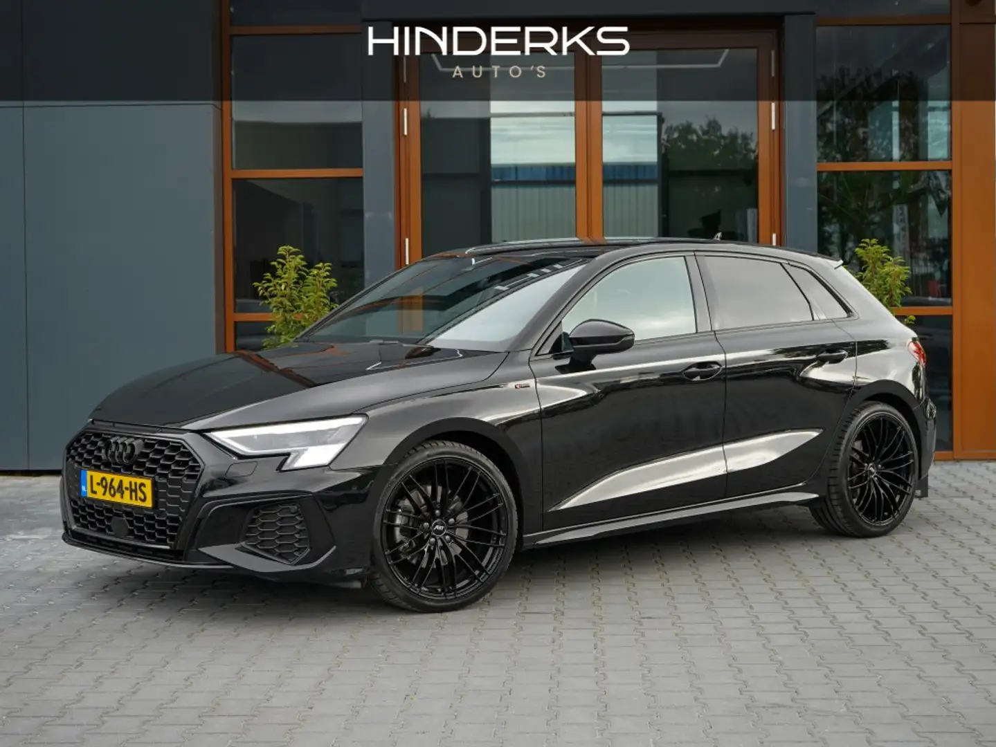 Audi A3 Sportback 35 TFSI S edition | 3X S-Line | Matrix | Zwart - 1