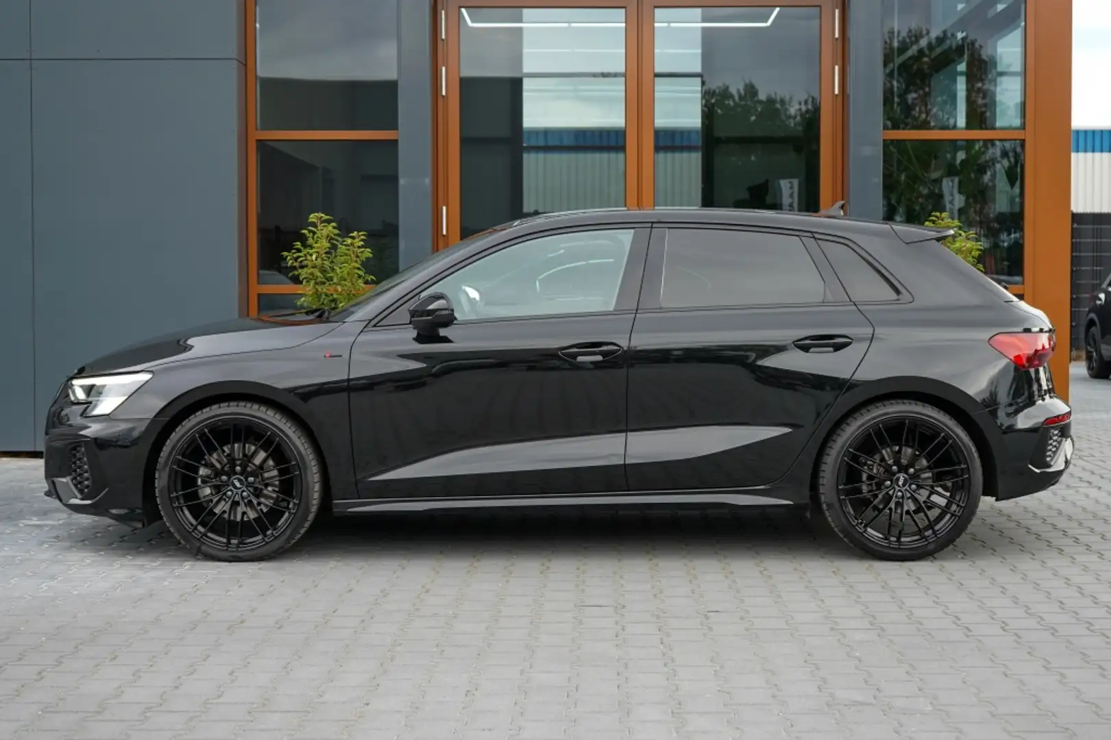 Audi A3 Sportback 35 TFSI S edition | 3X S-Line | Matrix | Zwart - 2