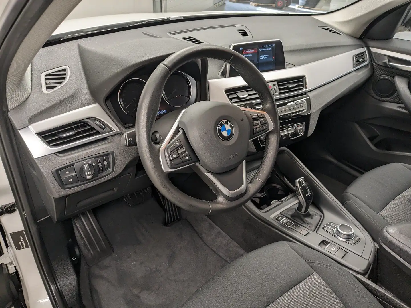 BMW X1 sDrive20i Navi Pano SitzHeiz 2xPDC Sport-LL - Navi Fehér - 2