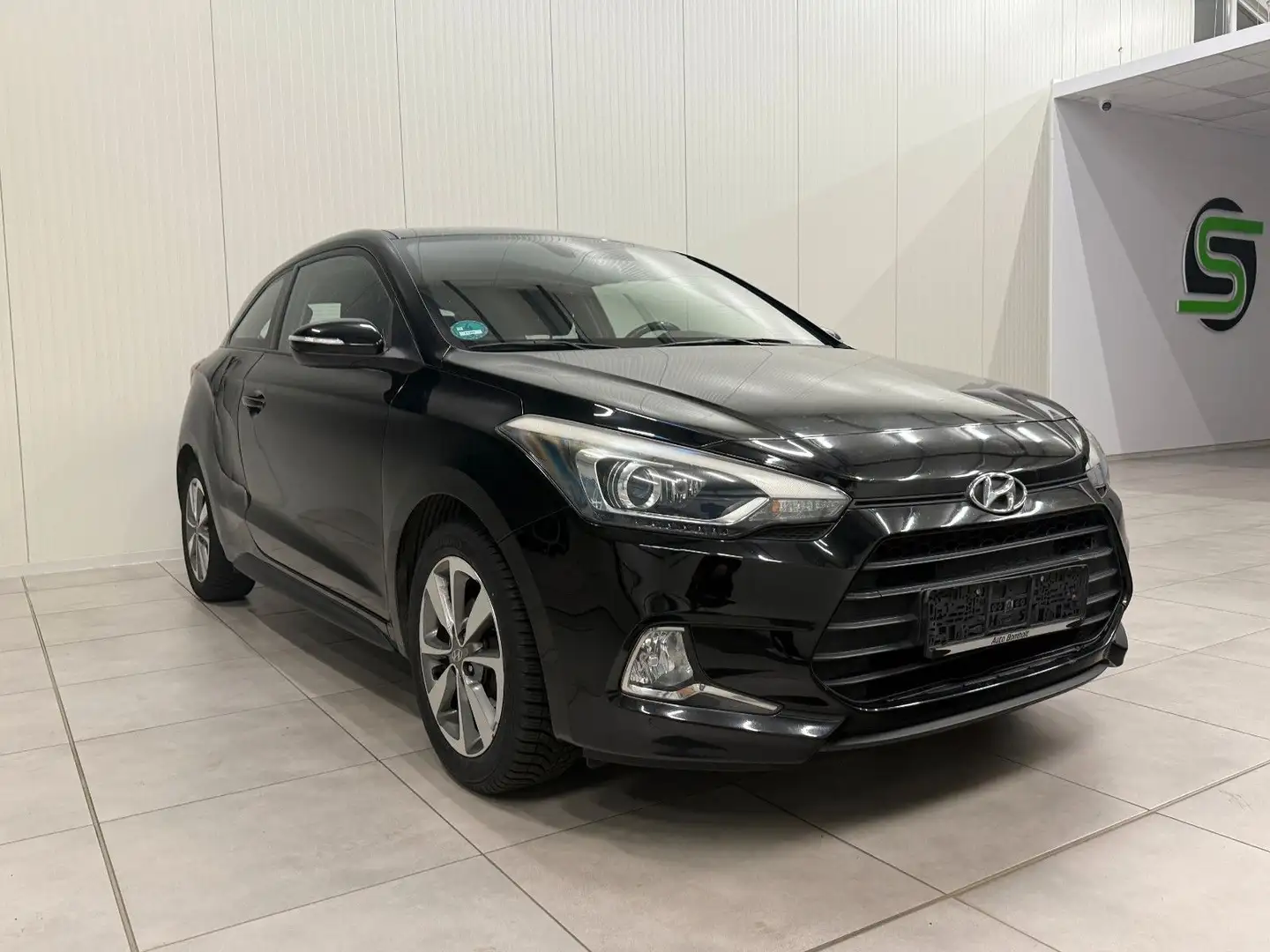 Hyundai i20 1.4 Coupe Trend / SHZ / LHZG  UNFALL Schwarz - 2