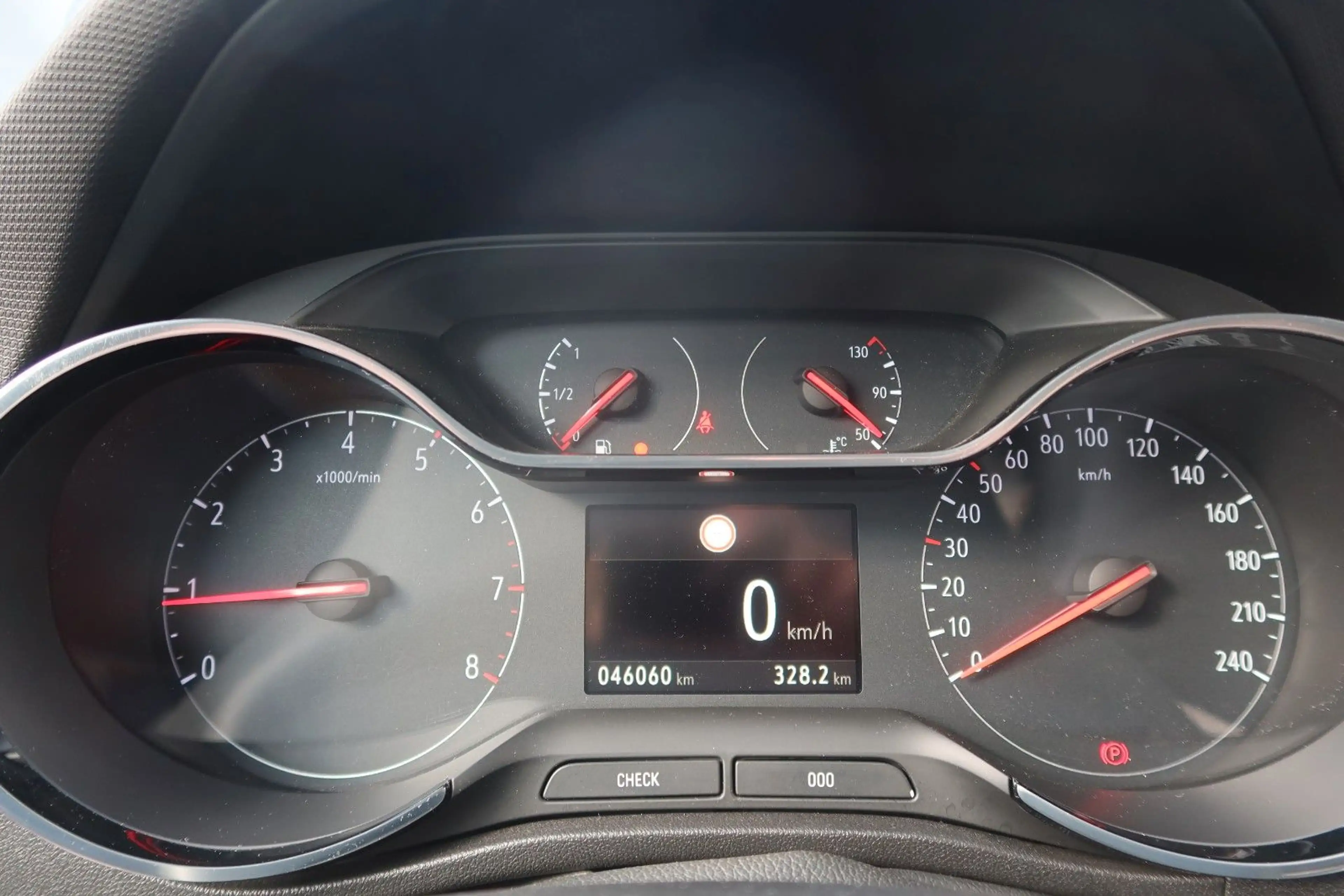 Opel Crossland X — photo 15