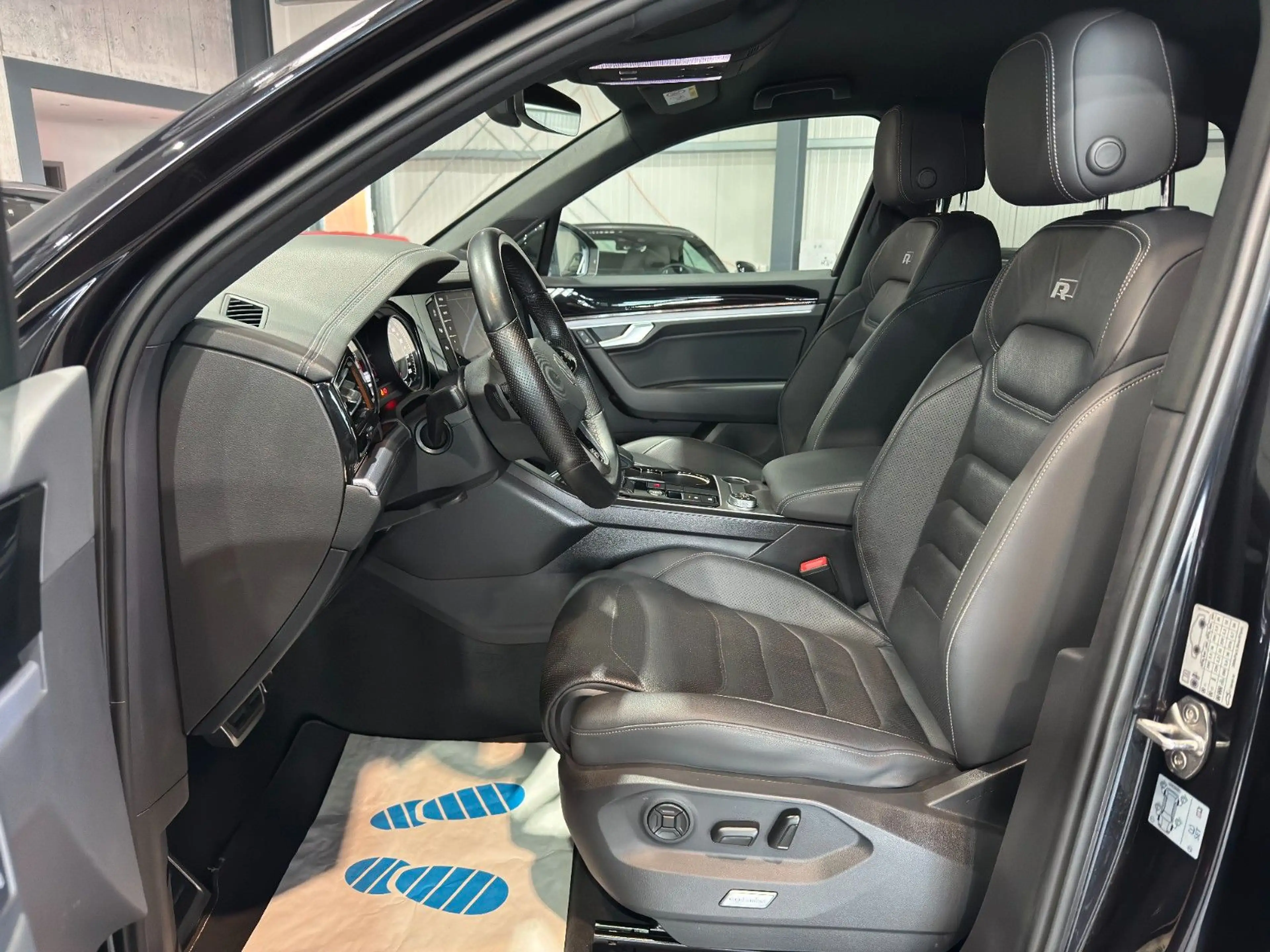 Volkswagen Touareg R-Line 4Motion/PARKASSISTEN/LED/AHK/MWST — photo 8
