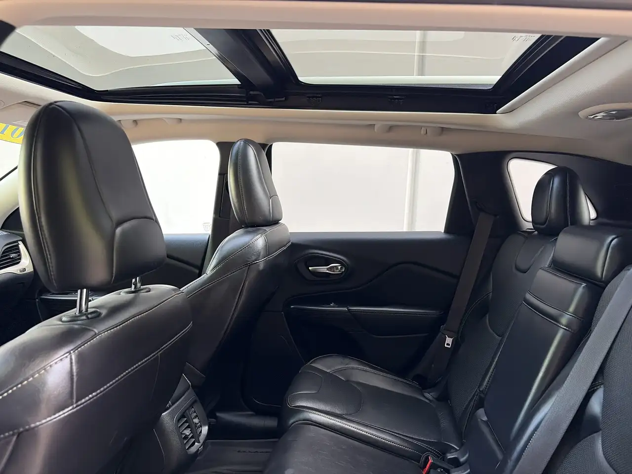 Jeep Cherokee снимка Jeep Cherokee
