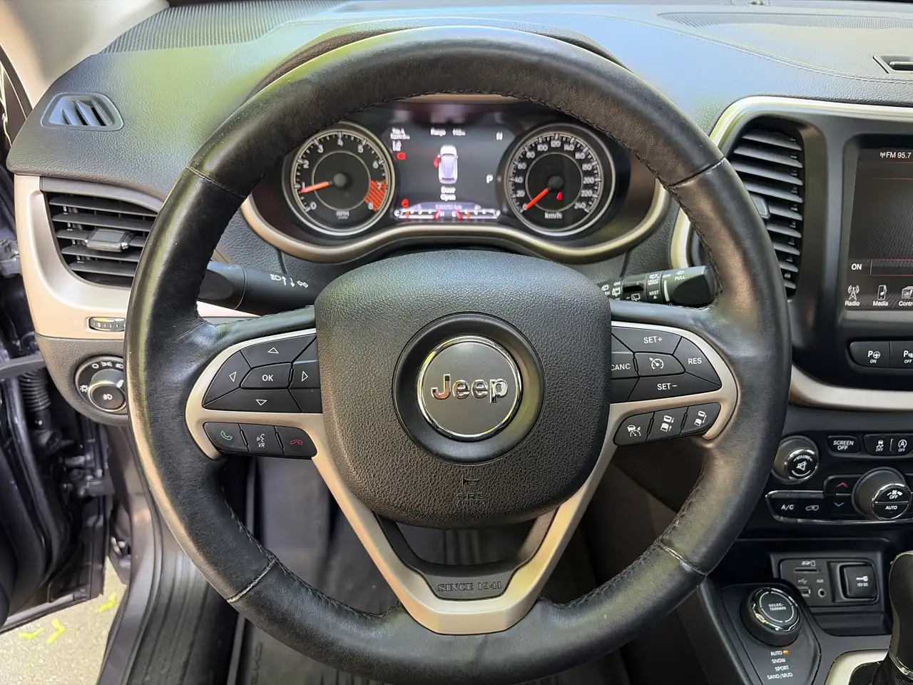 Jeep Cherokee снимка Jeep Cherokee