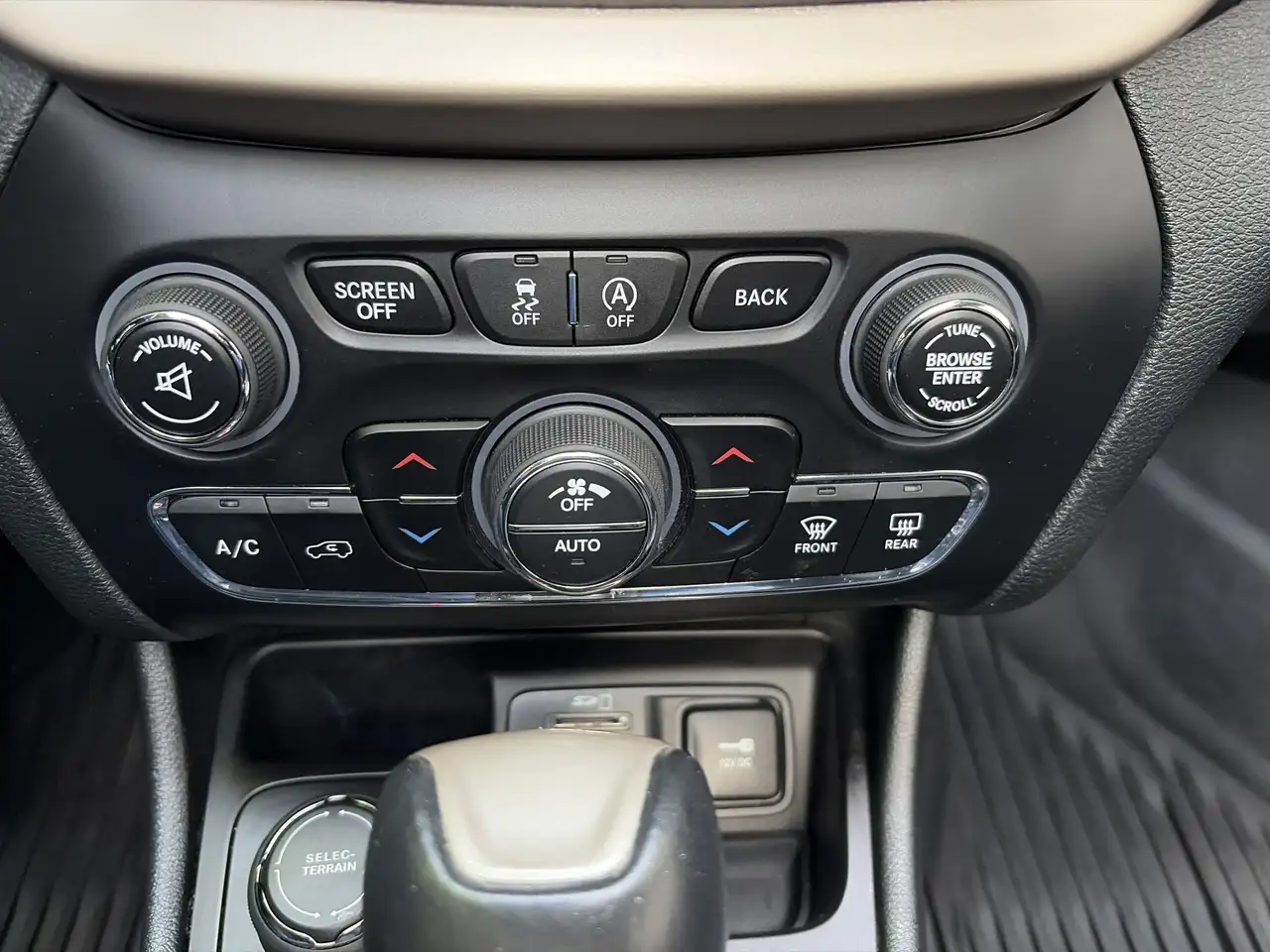 Jeep Cherokee снимка Jeep Cherokee