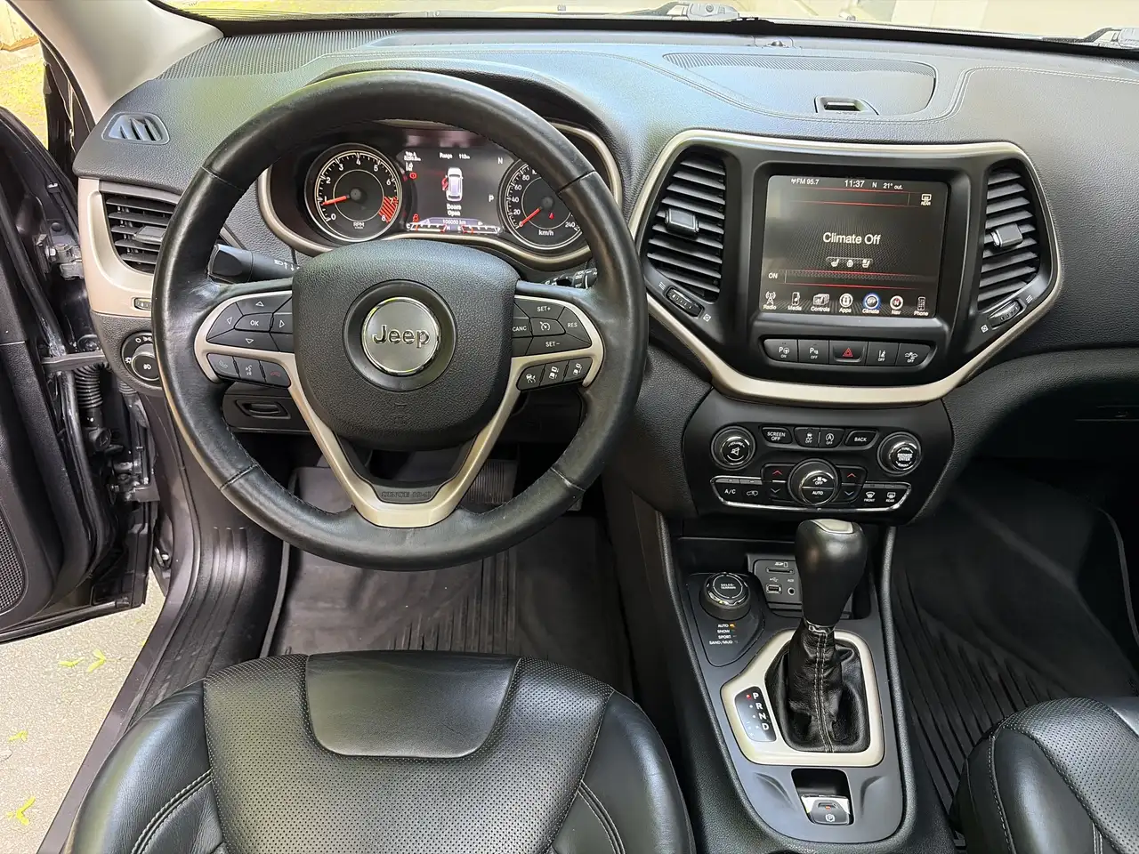 Jeep Cherokee снимка Jeep Cherokee