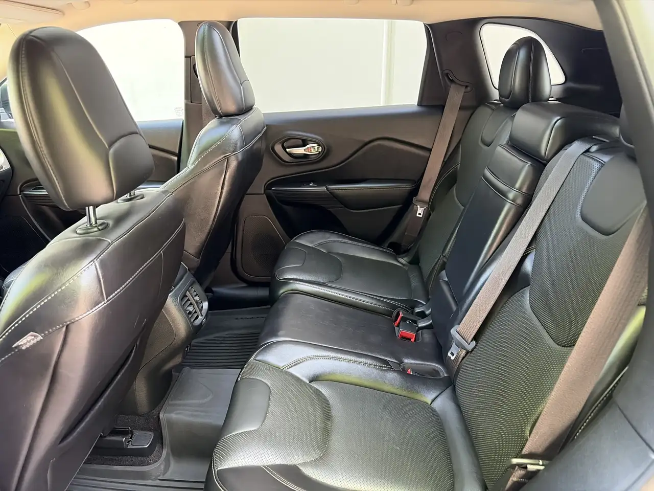 Jeep Cherokee снимка Jeep Cherokee