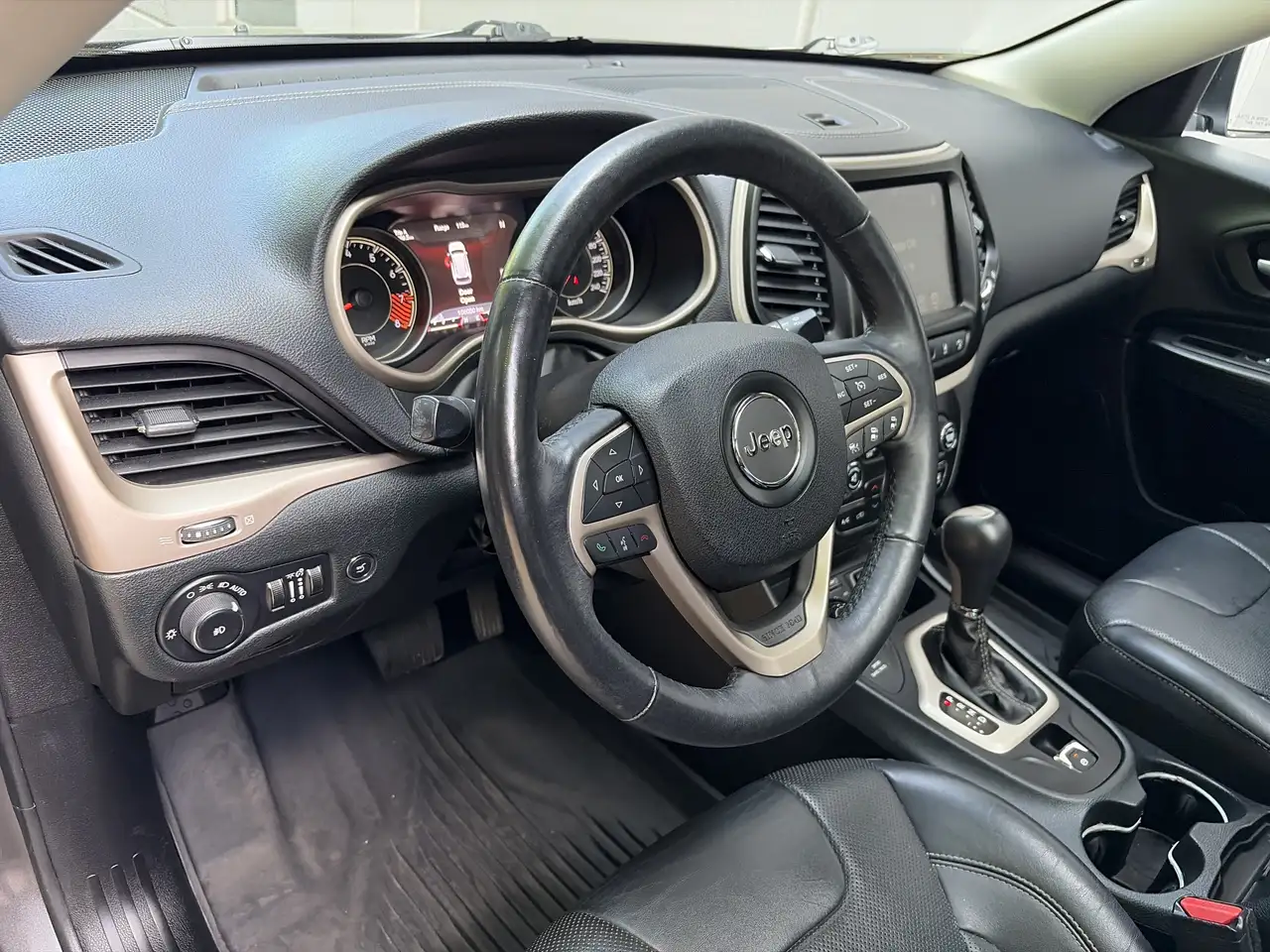 Jeep Cherokee снимка Jeep Cherokee