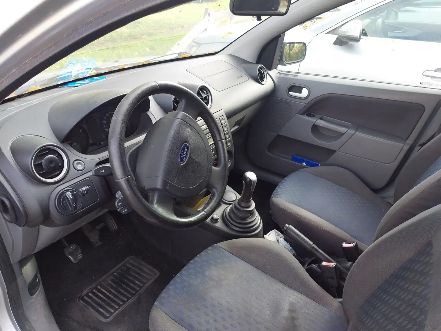 Ford Fiesta 1.3i Ambiente Argent - 2