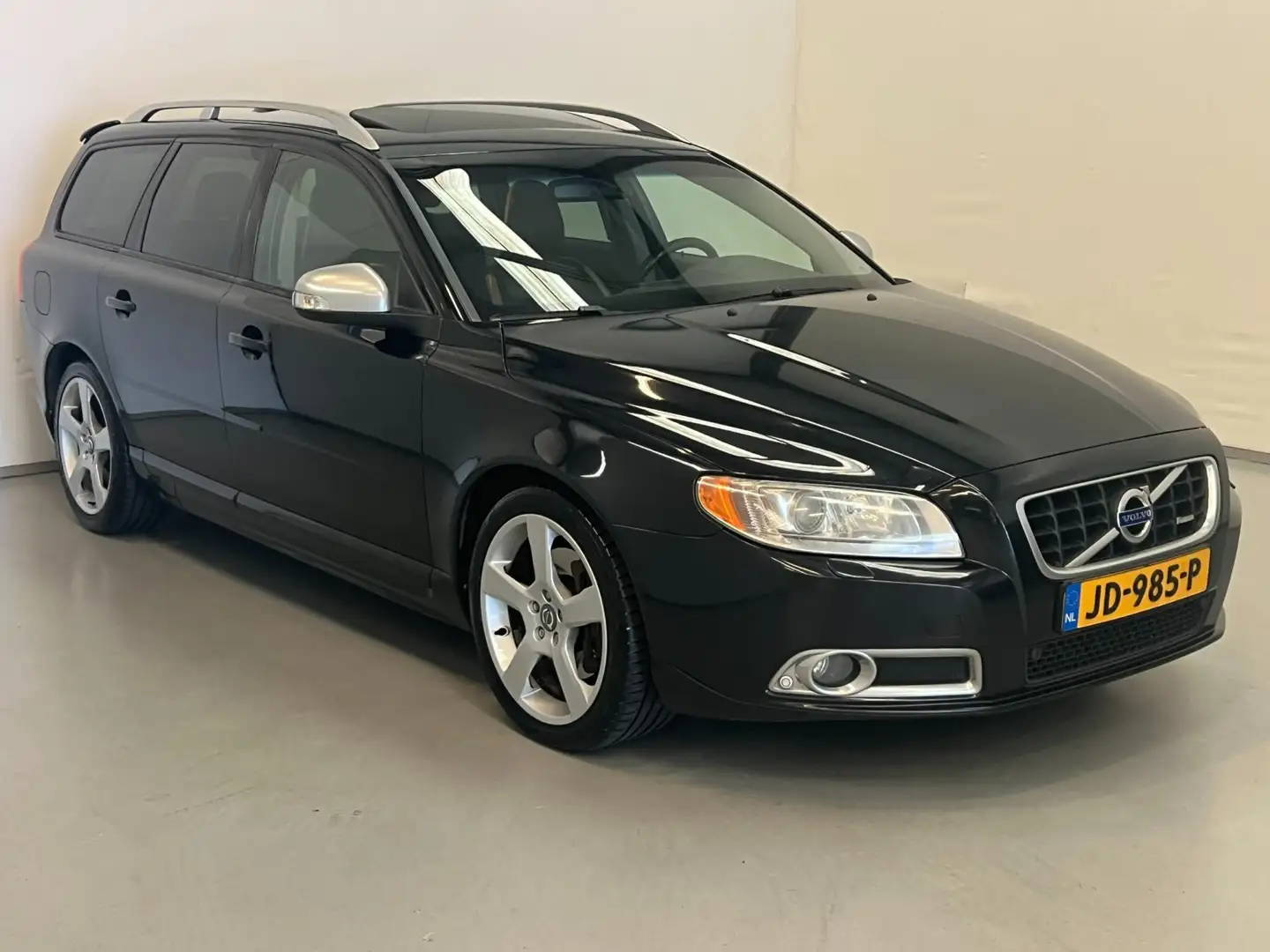 Volvo V70 2.4 D5 R-Design / Schuifdak / Memory / Premium Sou Zwart - 2