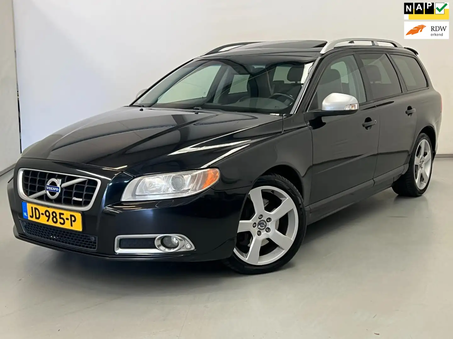 Volvo V70 2.4 D5 R-Design / Schuifdak / Memory / Premium Sou Zwart - 1