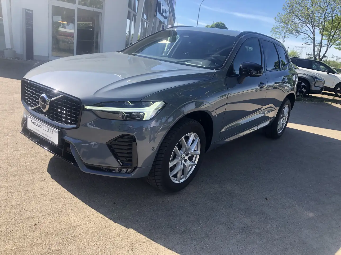 Volvo XC60 B4 Plus Dark Standheizung Panoramadach Grau - 1