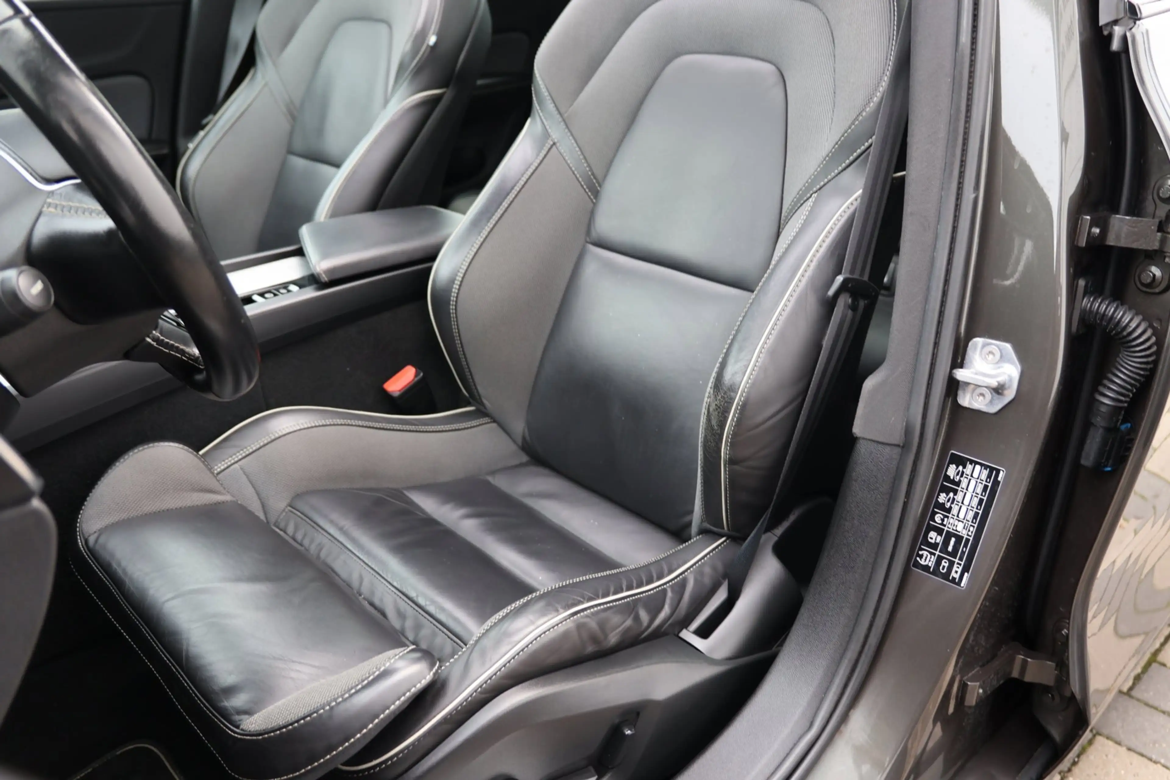 Volvo V60 2.0 T5 R-Design Pano Trekhaak 360° Camera Leder !! — photo 9