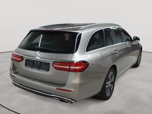 Mercedes-Benz E-Class view 4