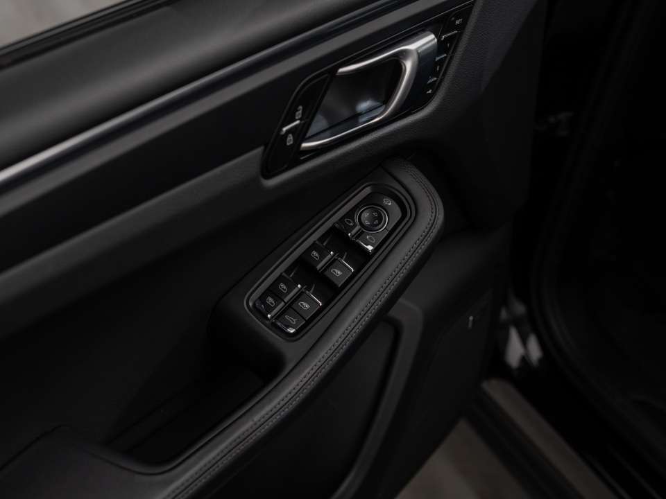 2025 Porsche Macan thumb 28