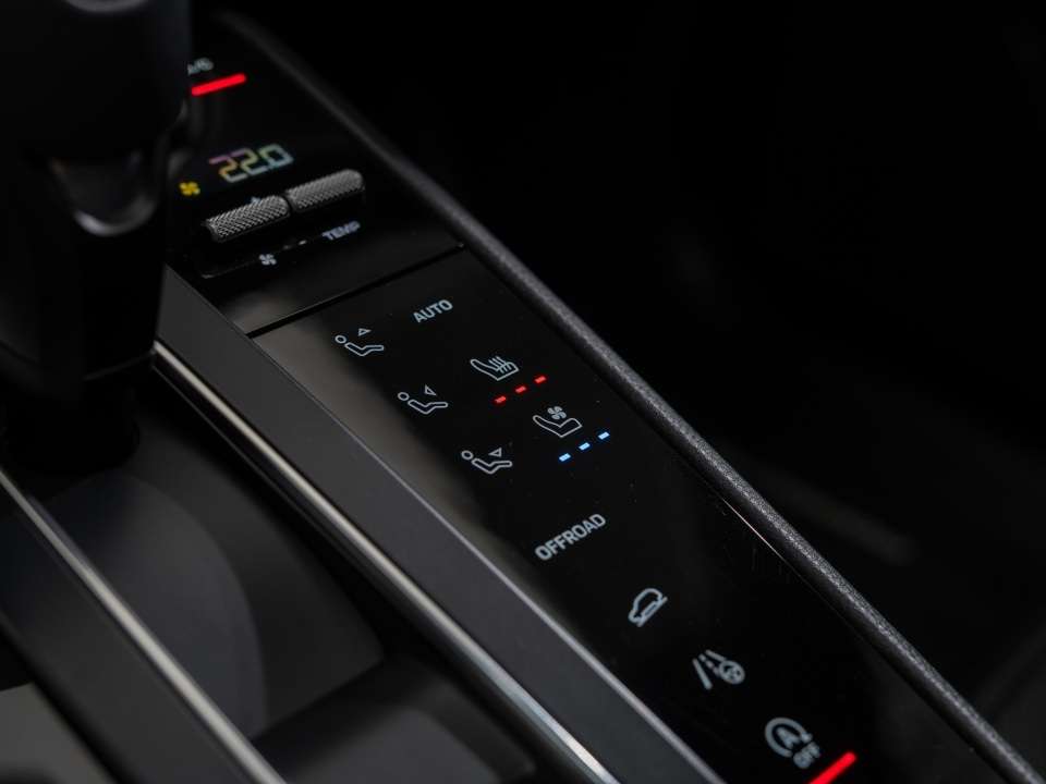 2025 Porsche Macan thumb 19