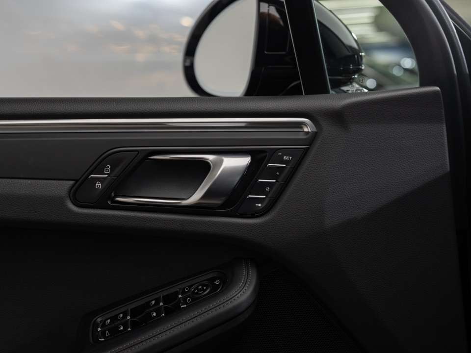 2025 Porsche Macan thumb 18