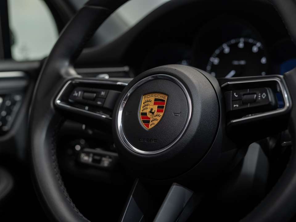 2025 Porsche Macan thumb 36