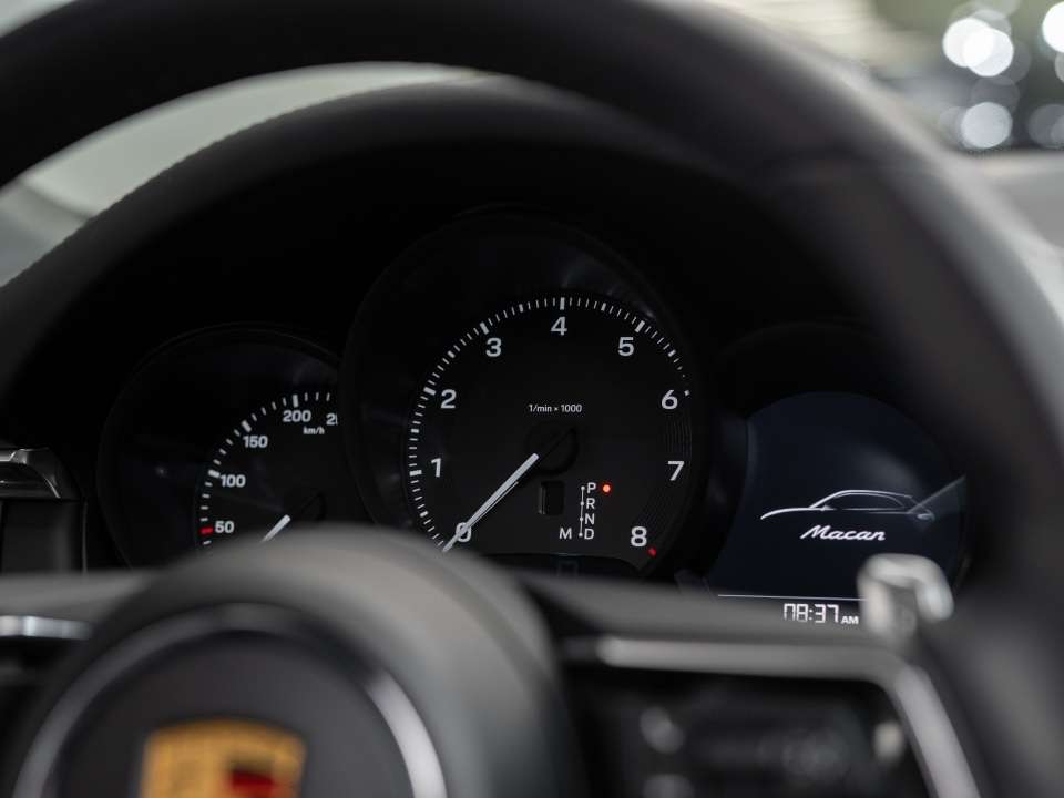 2025 Porsche Macan thumb 37