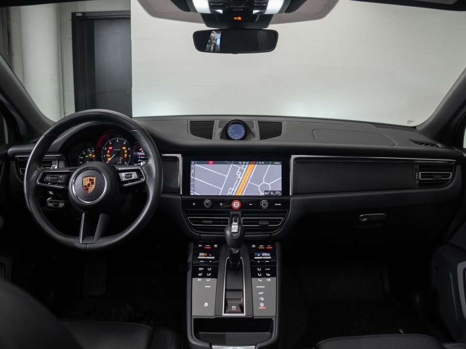2025 Porsche Macan thumb 25