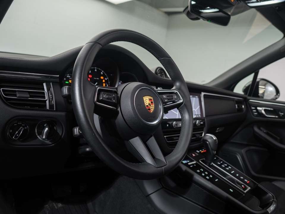 2025 Porsche Macan thumb 26