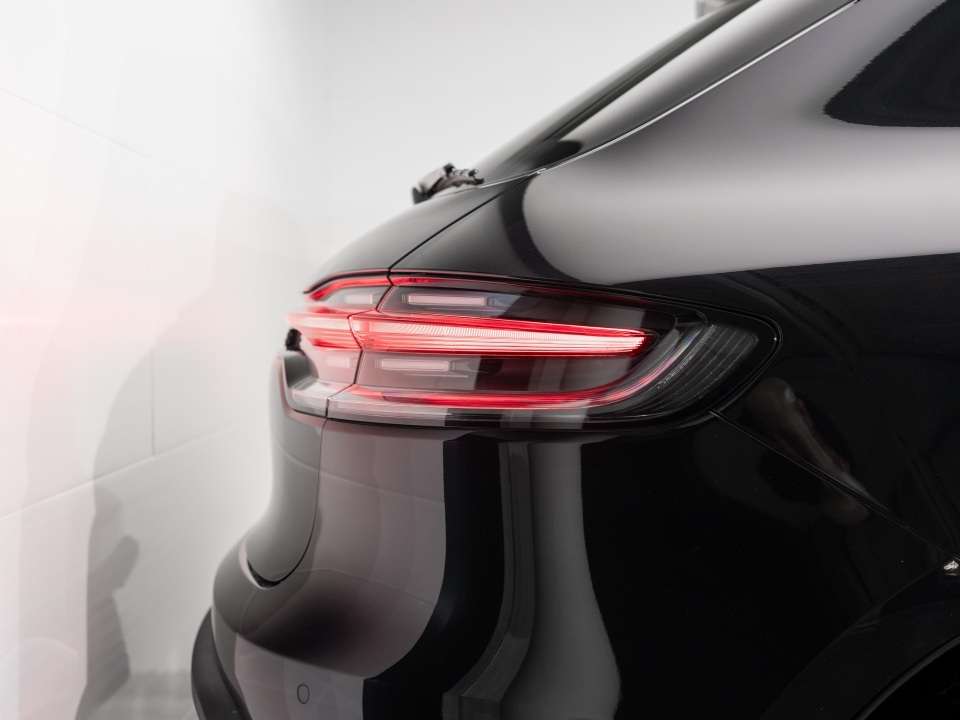 2025 Porsche Macan thumb 12
