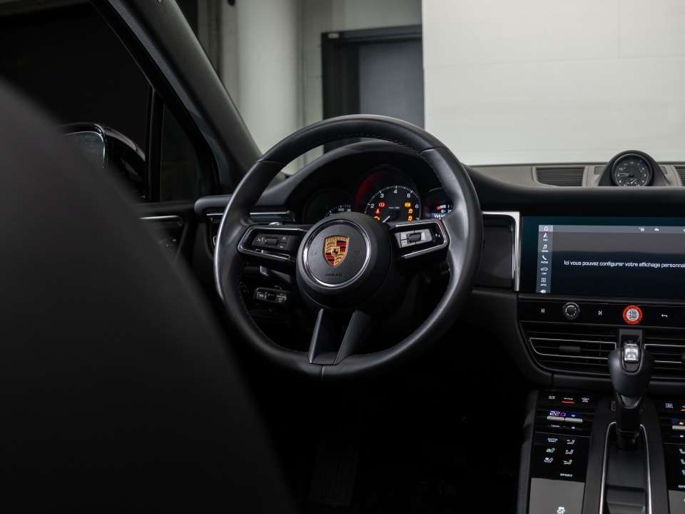 2025 Porsche Macan thumb 23