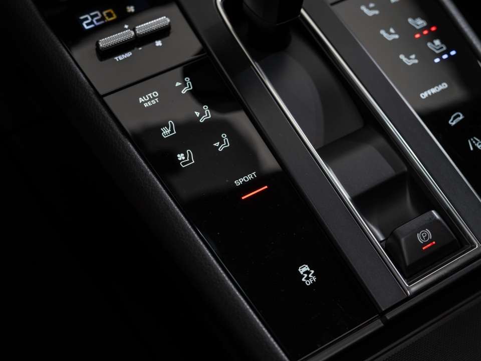 2025 Porsche Macan thumb 30