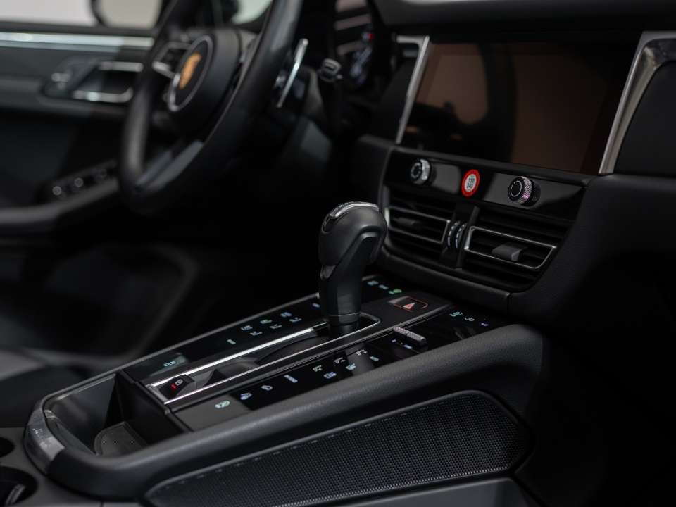 2025 Porsche Macan thumb 35