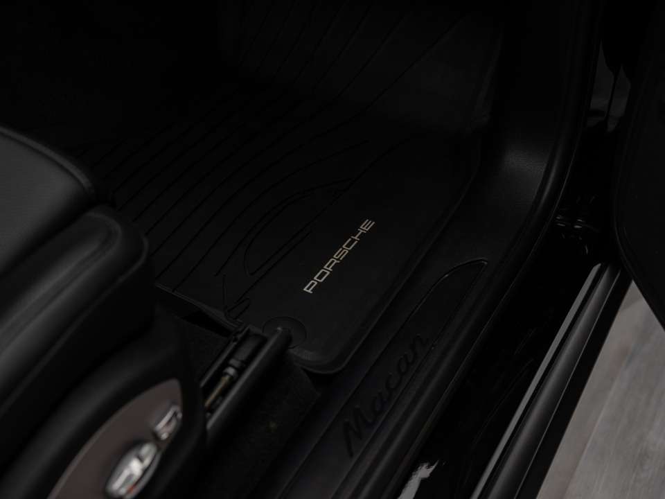 2025 Porsche Macan thumb 20