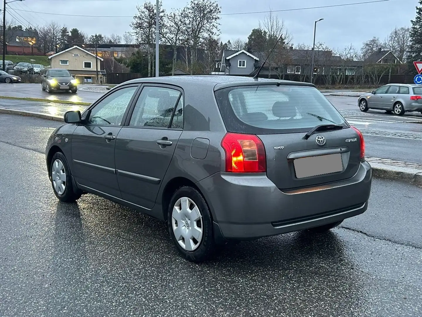 Toyota Corolla 1,6 Sol  CDI Automat Gris - 2