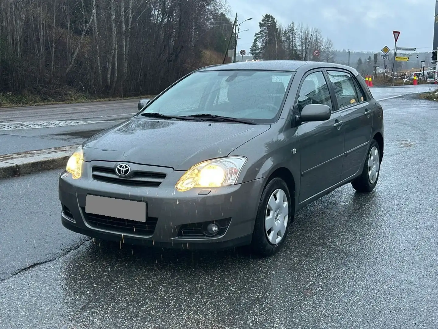 Toyota Corolla 1,6 Sol  CDI Automat Gris - 1