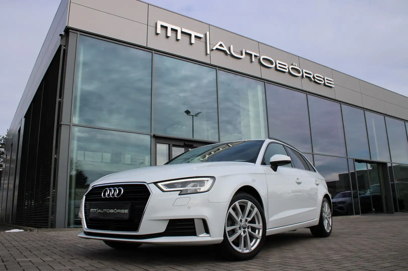 Audi A3 SPORTBACK 150PS ULTRA SPORT/VIRTUAL/HIFI/17" Weiß - 1