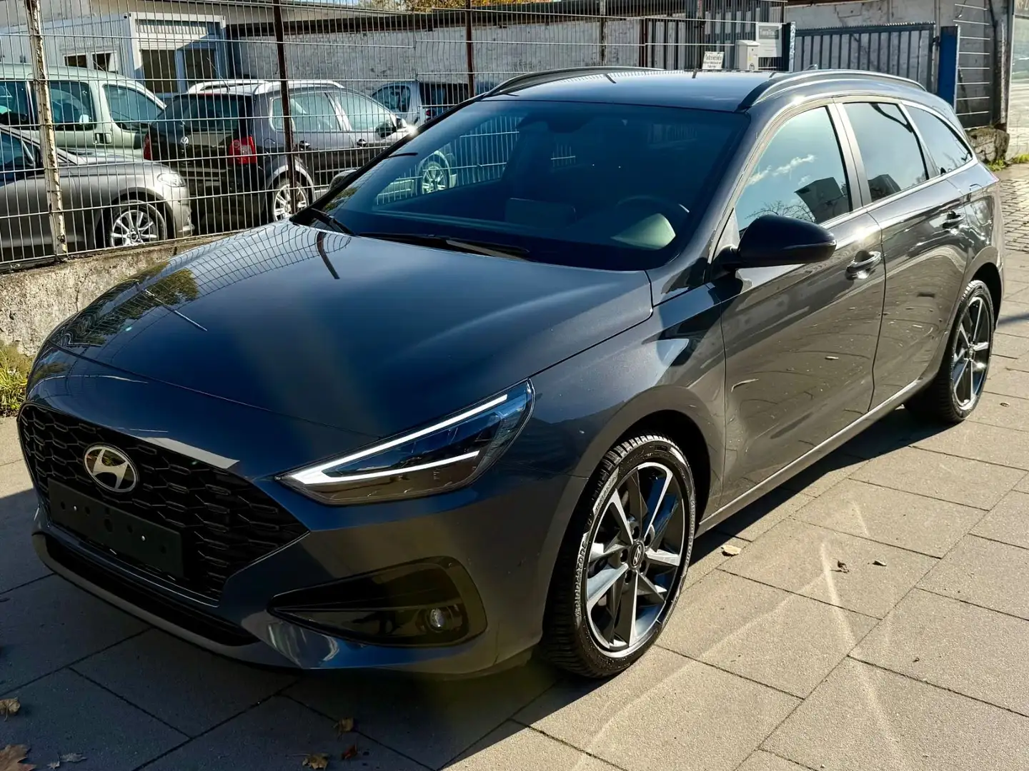 Hyundai i30 cw Advantage / TÜV NEU Grau - 2