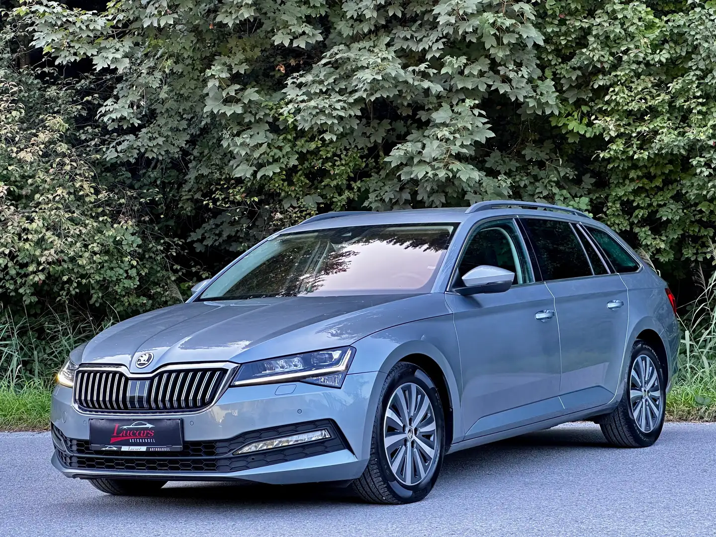 Skoda Superb 2,0 TDI Aut. *VCOCKPIT*ACC*NAVI*RFKAMERA*LED*TOP* Grau - 1