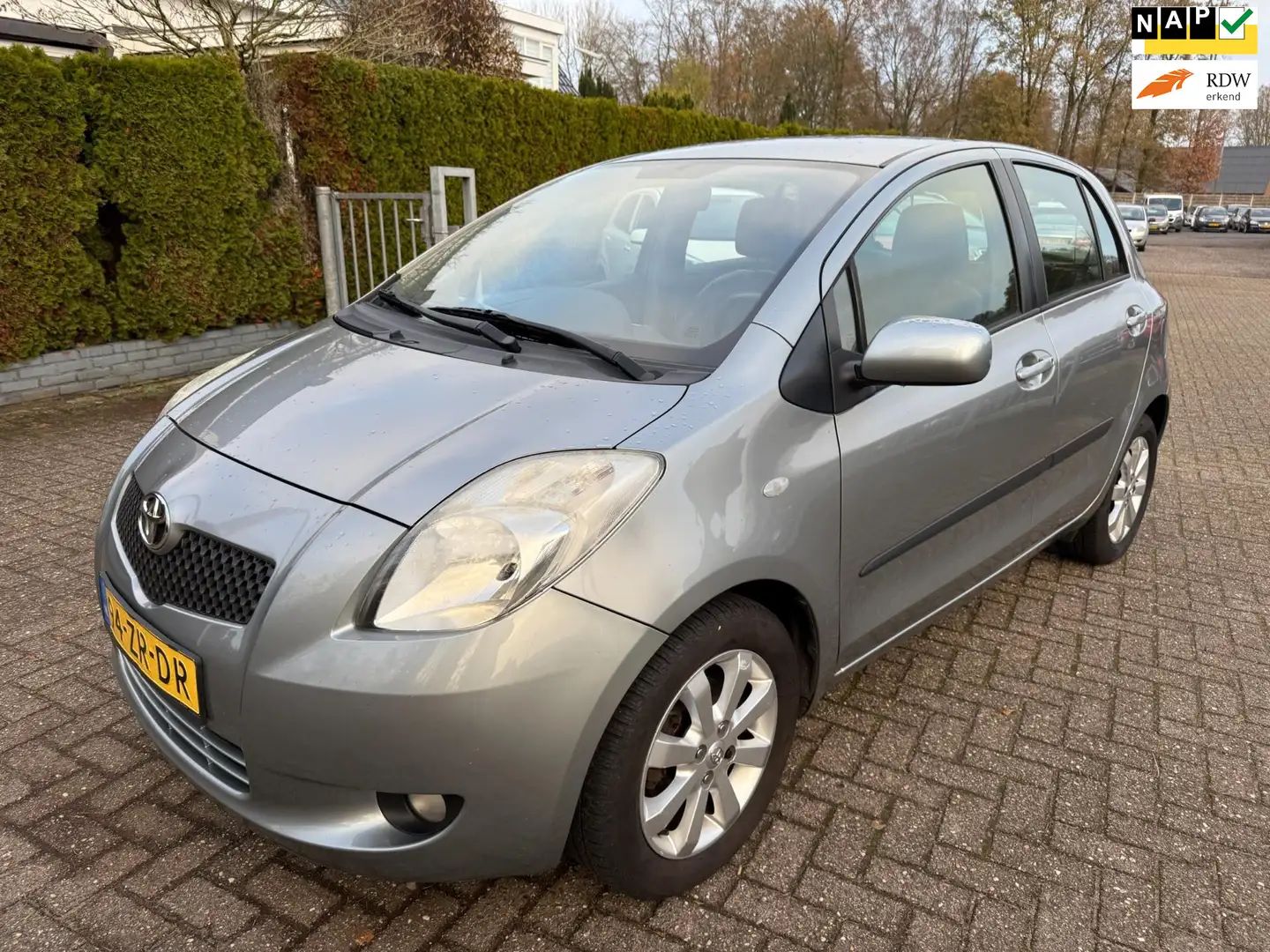 Toyota Yaris 1.3 VVTi 5DRS Executive AC CRUISE LEDER NAVI Grey - 1