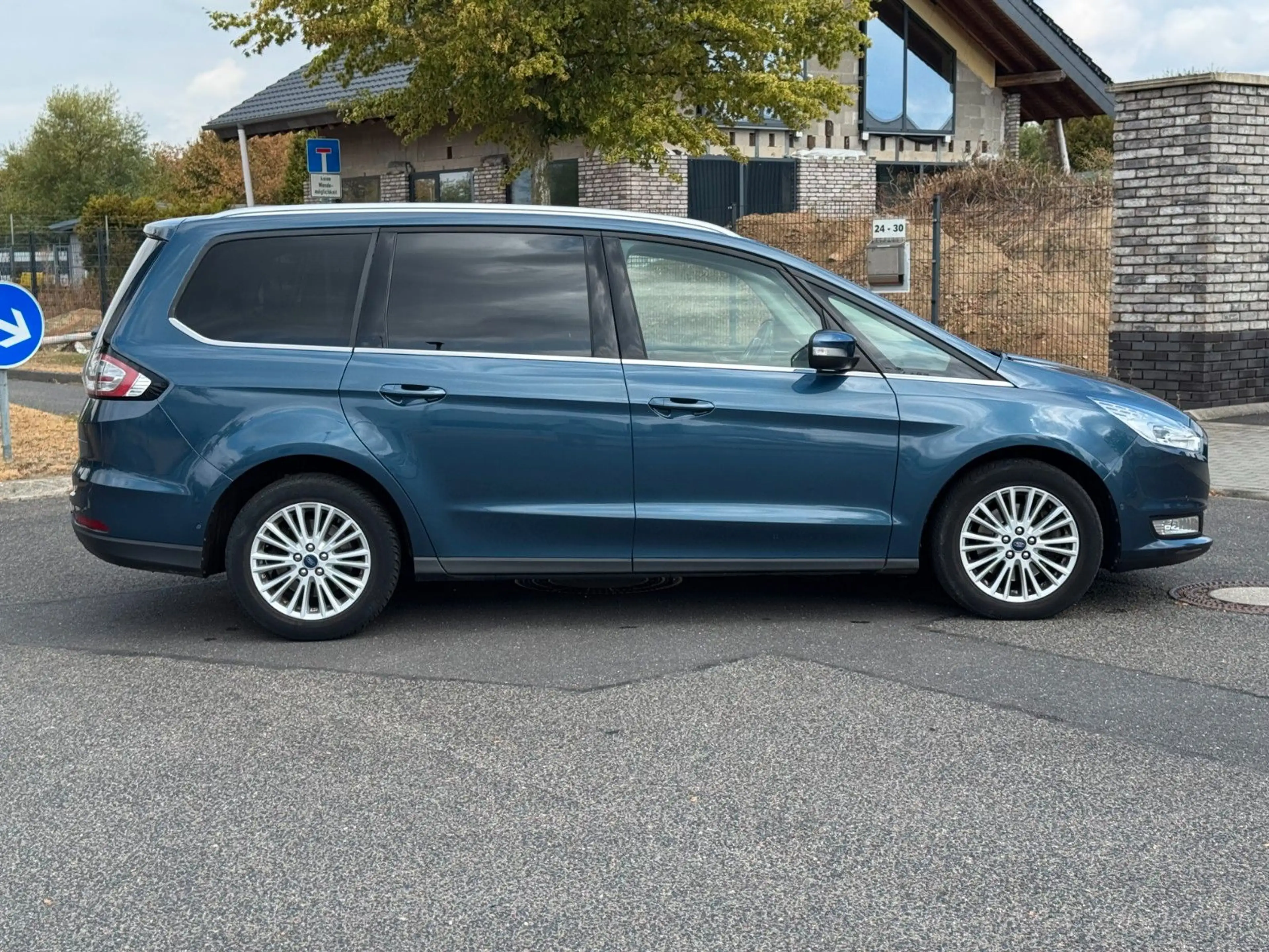 Ford Galaxy Titanium *Autom.*7-Sitzer*AHK*Navi*Leder* — photo 6