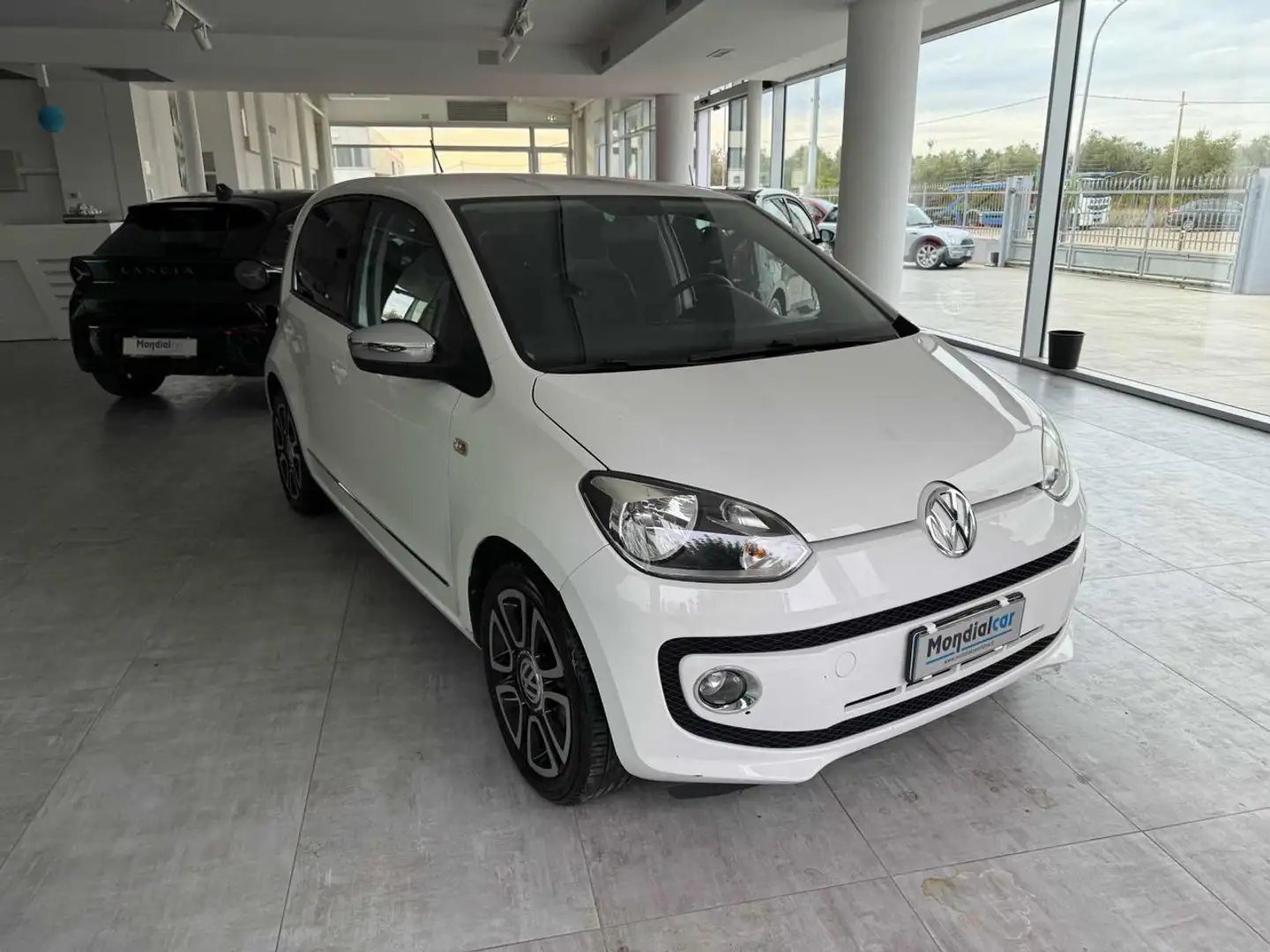Volkswagen up! 1.0 75 CV 5 porte move up! Automatica Bianco - 2