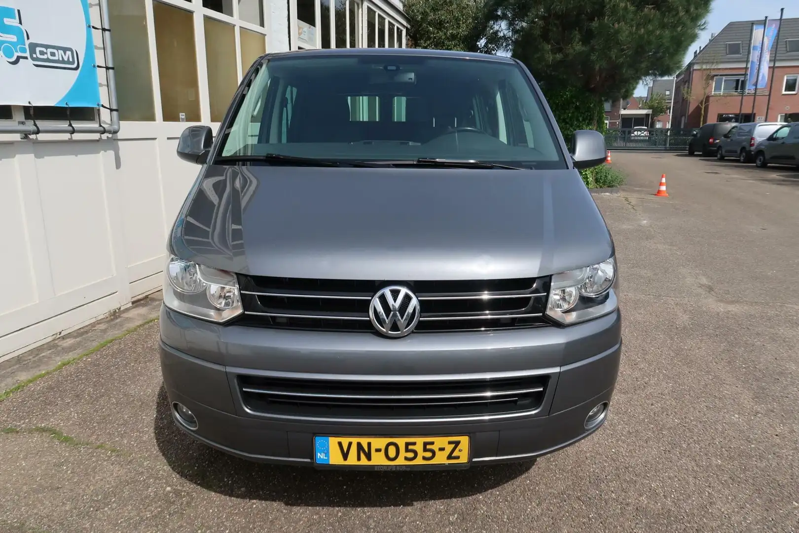 Volkswagen T5 Transporter 2.0 TDI L2H1 4Motion DC | Trekhaak | side bars | N Grijs - 2