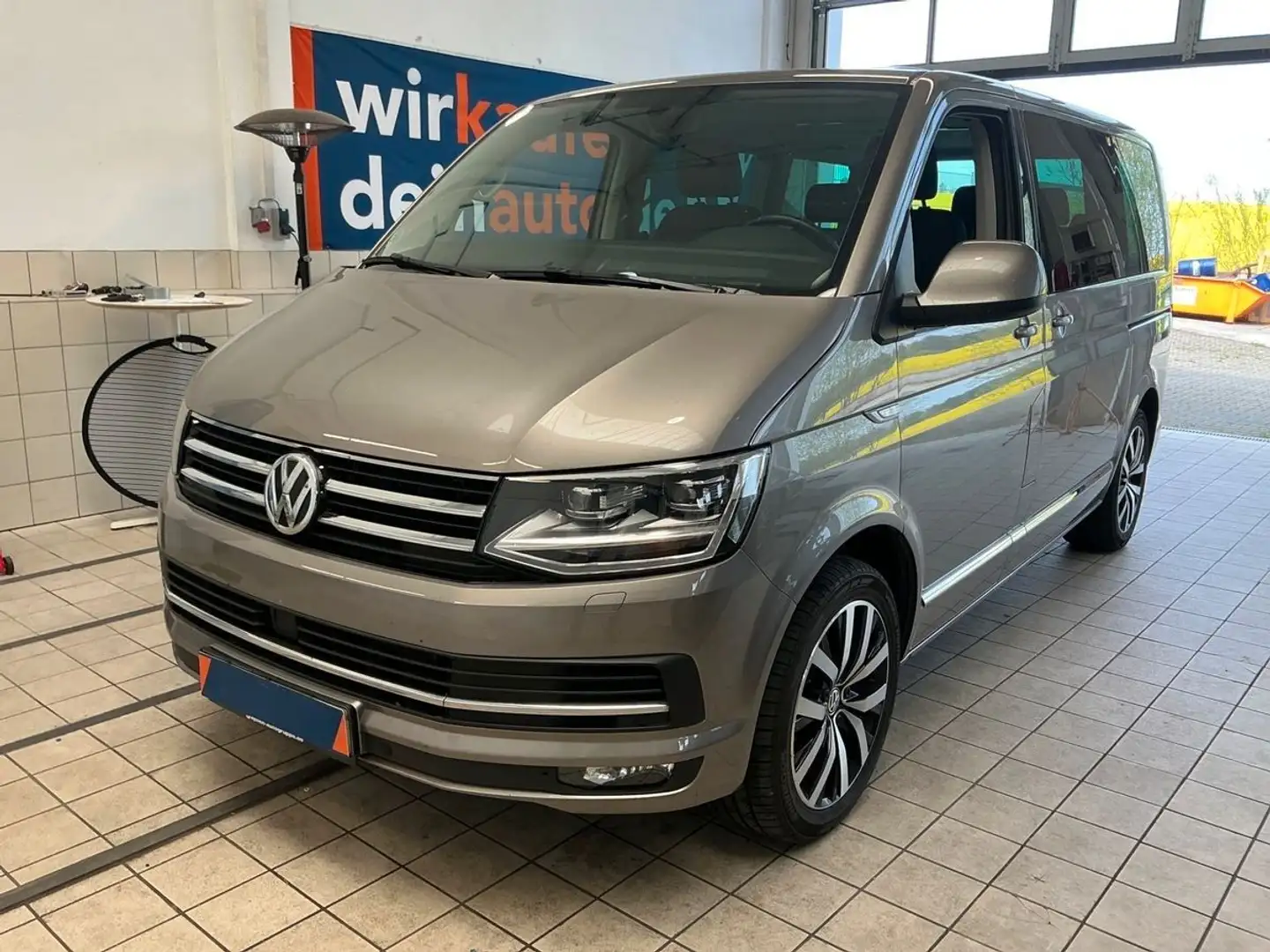 Volkswagen T6 Multivan 2.0 TDI DSG Generation Six 1.Hand Grau - 1