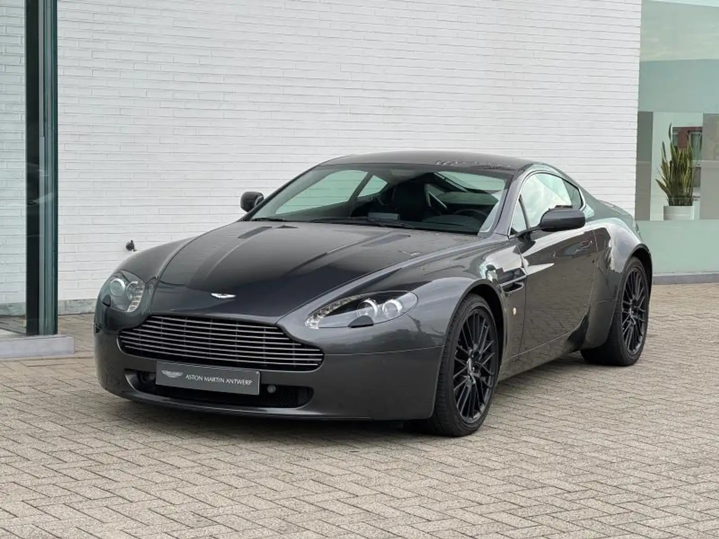 Aston Martin V8 4.7l Sportshift Schwarz - 1