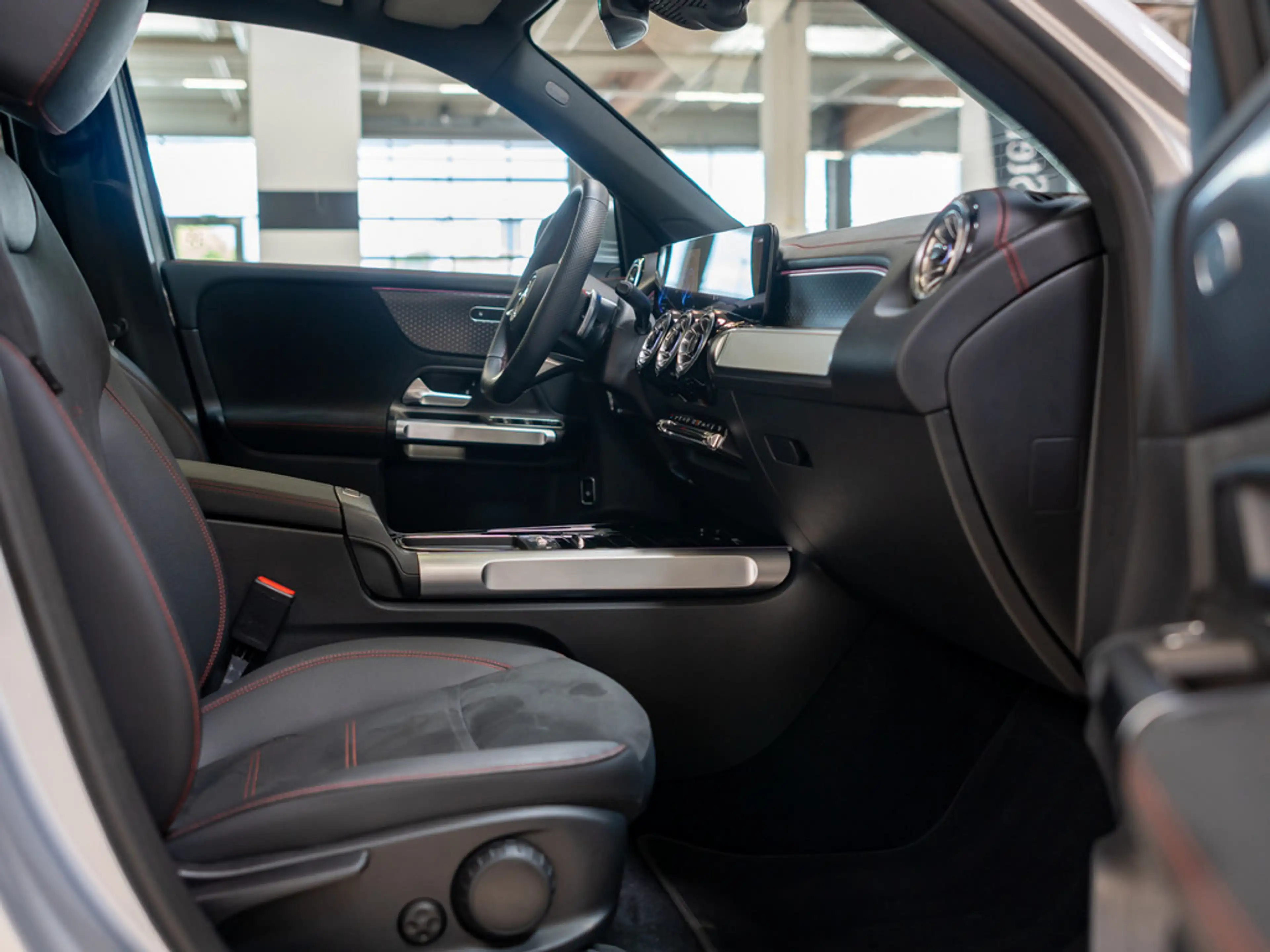 Mercedes-Benz EQB 250 + AMG Sport Advanced PANO LED NAVI SHZ — photo 5