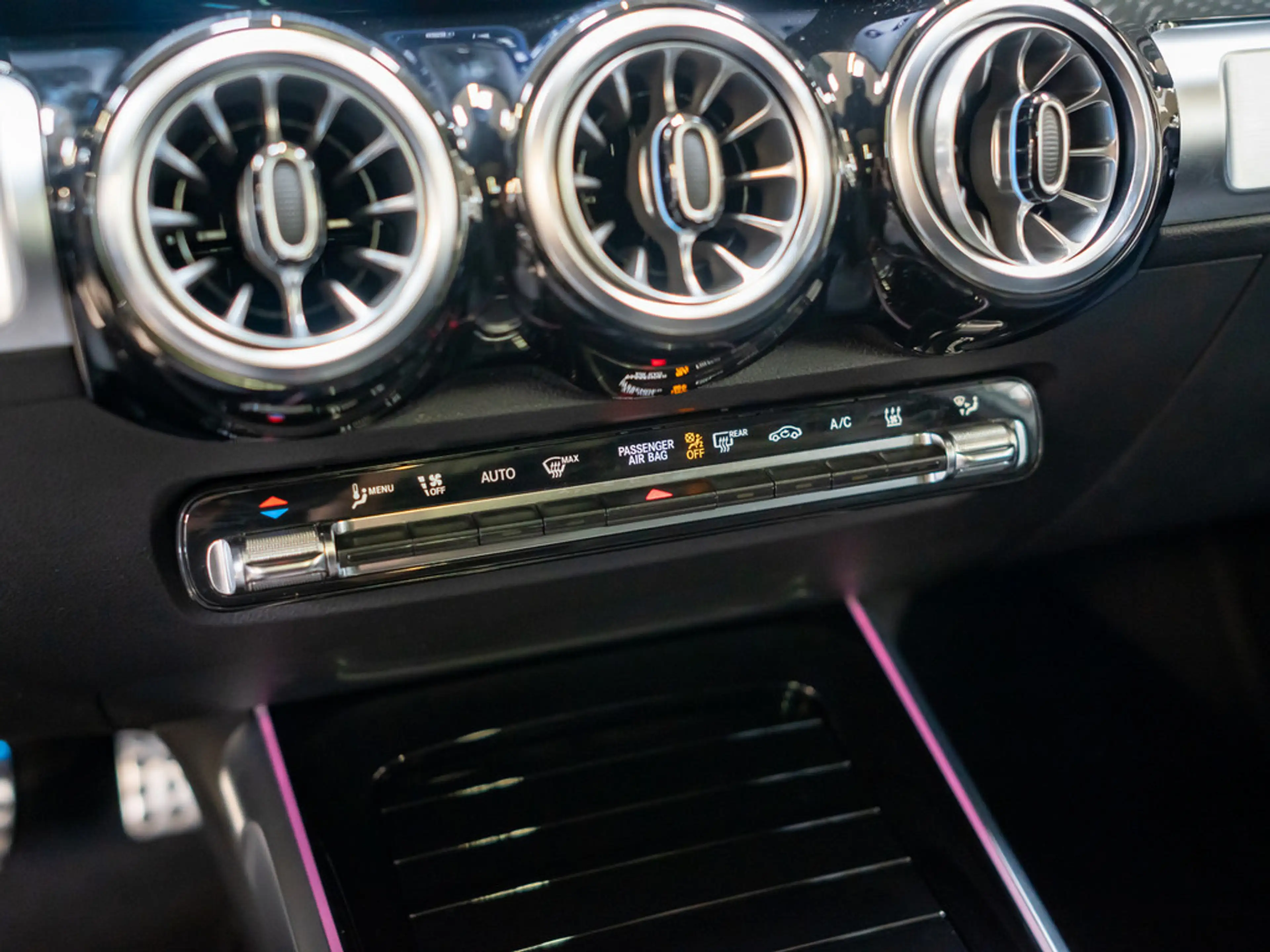 Mercedes-Benz EQB 250 + AMG Sport Advanced PANO LED NAVI SHZ — photo 15