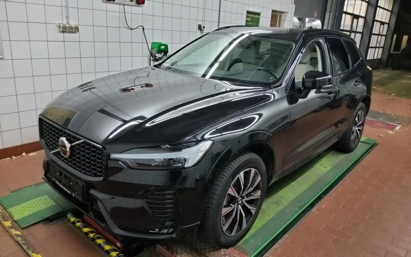 Volvo XC60 B5 AWD  PLUS DARK FAP+HKSOUND+PANO+MEMORY+ Schwarz - 2