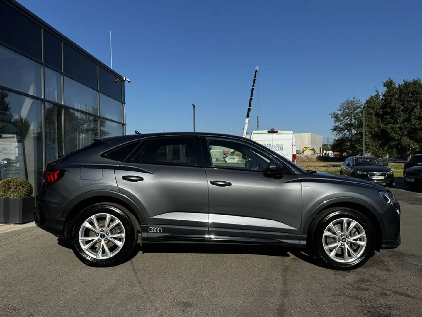 Audi Q3 45 TFSI e Sportback S line Plug-In Grau - 2